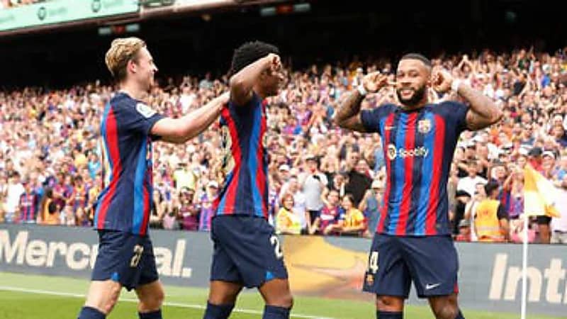 برشلونة يسحق إلتشي بثلاثية ويتصدر الدوري