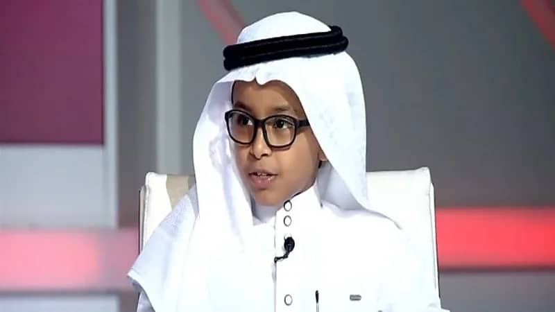شاهد.. طفل يتلو آيات من القرآن ومذيع الراصد يقدم له باقة ورد على الهواء 