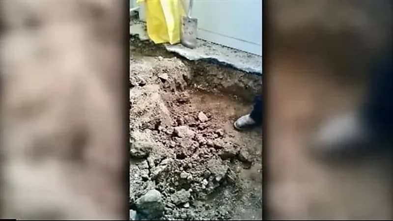 شخص يعثر على كنز ذهبي تحت أرضية المطبخ