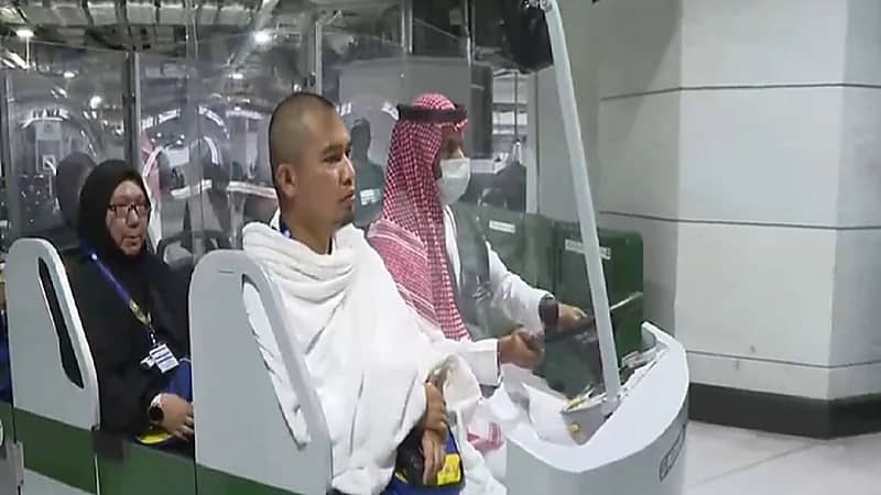 شاهد..تشغيل القاطرات الكهربائية لنقل كبار السن وذوي الإعاقة في الطواف والسعي