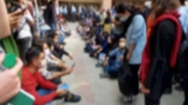 طلاب جامعة إيرانية يرفضون الفصل بين الجنسين ويزيلوا الحواجز