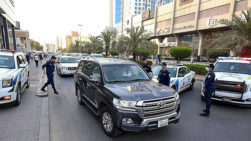 التحقيق في اعتداء مقيمين على موظفين حكوميين بالكويت