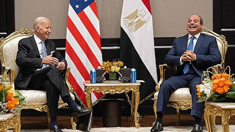 شاهد: بايدن يثير ضحك السيسي .. فماذا قال له؟