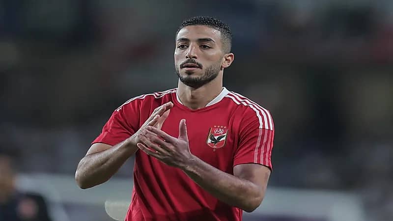 شاهد.. مدافع الأهلي المصري يؤدي مناسك العمرة