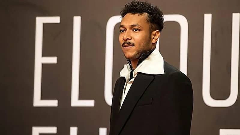 شاهد.. مطرب مصري شهير يرتدي قميصا نسائيا ويثير الجدل