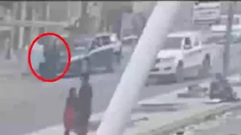 شاهد.. مليشيا الحوثي تقتل يمني أمام زوجته وأطفاله 