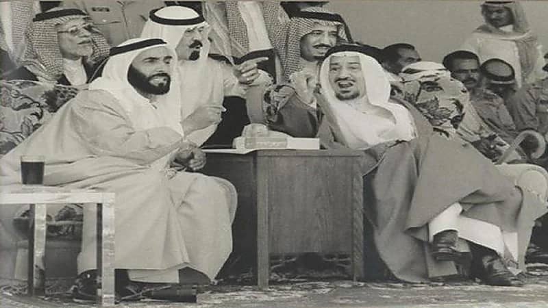 صورة قديمة للملك خالد بصحبة خادم الحرمين والشيخ زايد