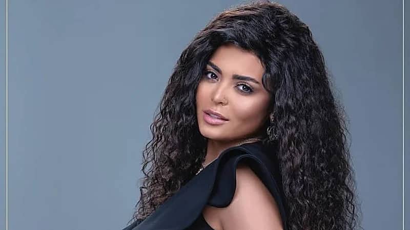 شاهد.. أسماء جلال تفاجئ جمهورها بإطلالة جذابة