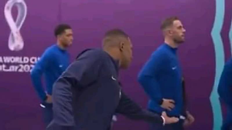 بالفيديو.. تجاهل ووكر وهندرسون مصافحة مبابي في المونديال
