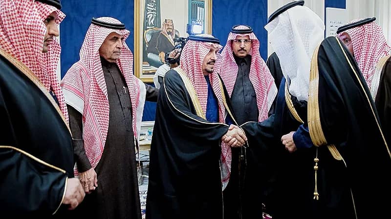 بالصور.. أميرِ الرياض يستقبلُ عدداً من أصحاب الفضيلة والمعالي وأهالي المدينة