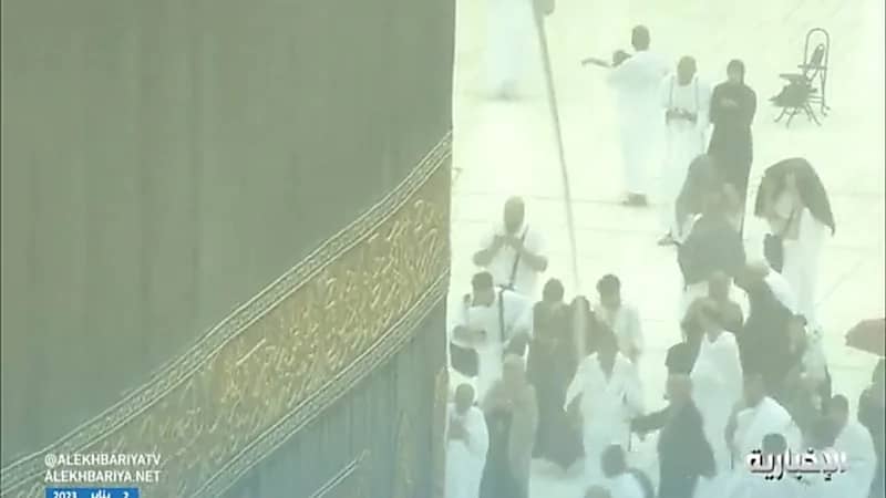 بالفيديو.. أجواء روحانية وأمطار غزيرة في المسجد الحرام