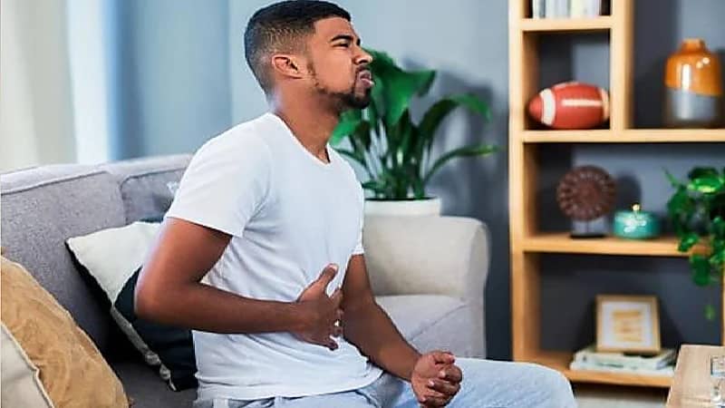 4 أعراض تنذر بارتجاع الحمض من المعدة إلى المريء