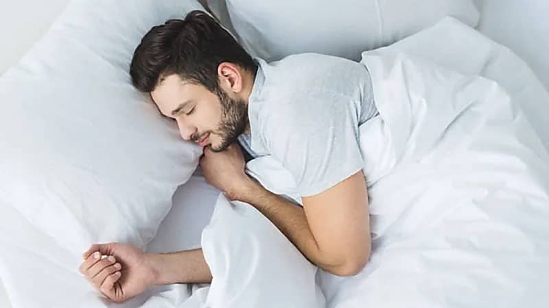 مستشار أسري يكشف عن سلوك يفعله الزوج أثناء الذهاب للنوم يتسبب في تصرفات طائشة