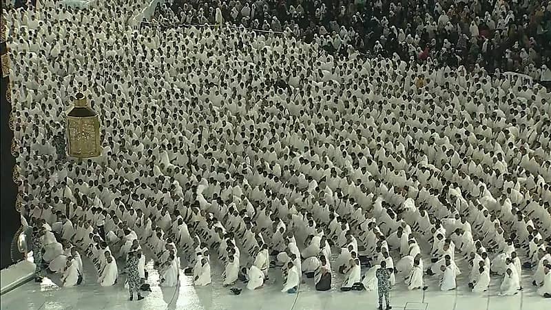 بالفيديو ..مصلون يؤدون صلاة المغرب في الحرم المكي تحت الأمطار