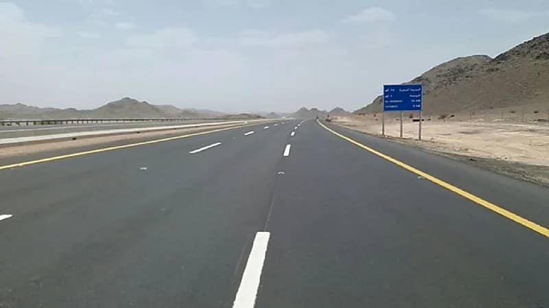 حادث مروري لحافلة نقل ركاب على طريق مكة السريع