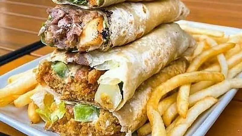 مفاجآت الوجبات السريعة لا تنتهي: تحتوي على مواد متفجرة وسائل ولاعة