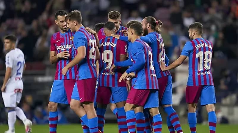 تقديم "الكبسة" و "الجريش" و "القرصان" للاعبي برشلونة في الفندق