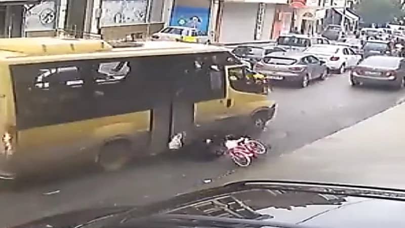 بالفيديو .. لحظة اصطدام سيدة بحافلة كبيرة