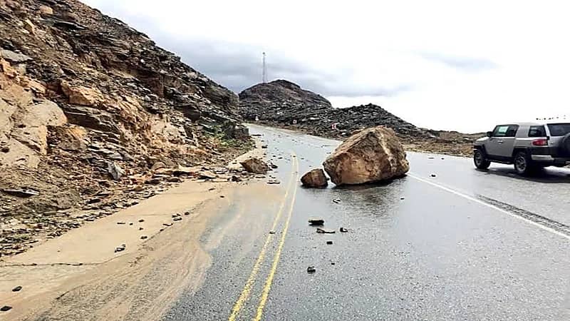 إغلاق طريق عقبة البوا بسبب انهيار الصخور