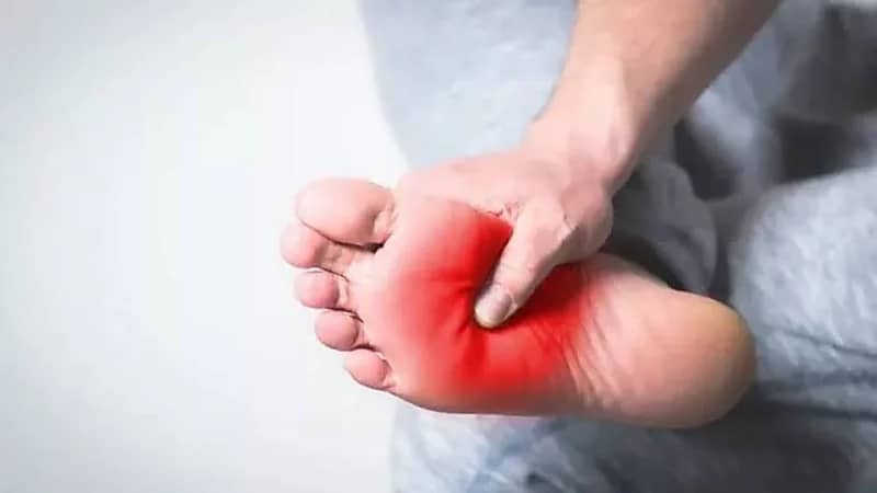 استشاري يكشف عن أسباب حدوث حرارة القدم