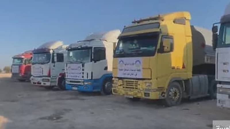 بالفيديو.. 100 شاحنة مساعدات عالقة عند معبر أم جلود شمال سوريا