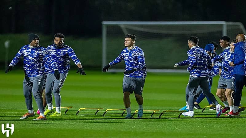 مواجهة شرسة بين الهلال وشباب الأهلي دبي 