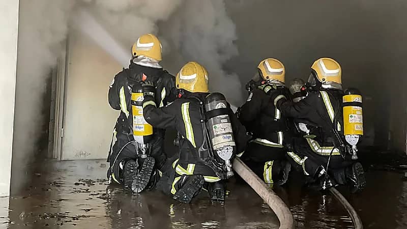 بالصور.. إخماد حريق في مستودع غير مرخص بتبوك