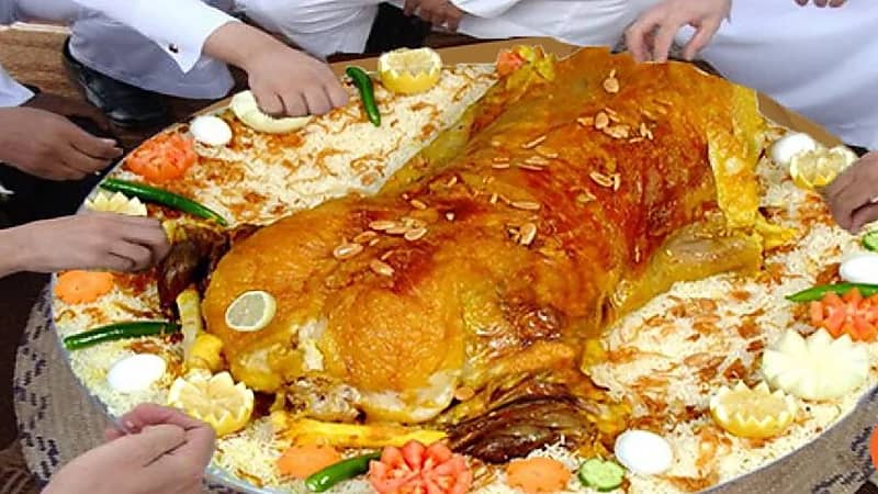 شاهد .. مواطن يقدم لضيوفه مفطح بلاستيك