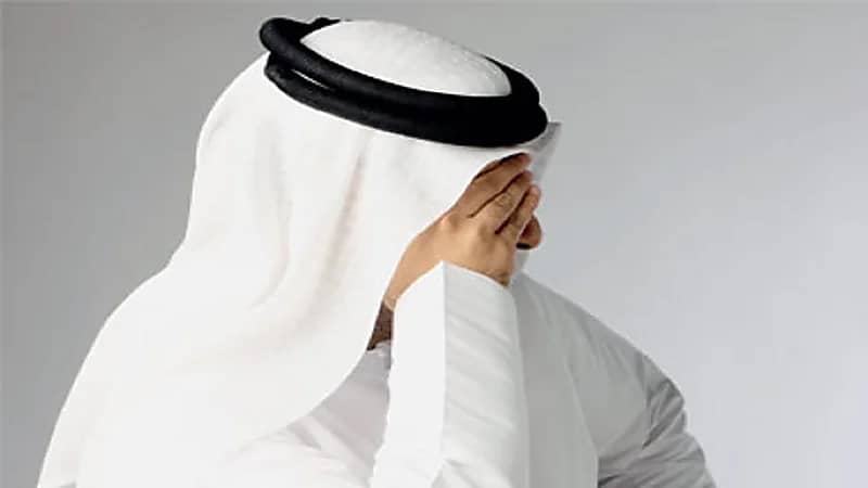 بالفيديو .. رجل يبكي اشتياقا لوالدته المتوفية