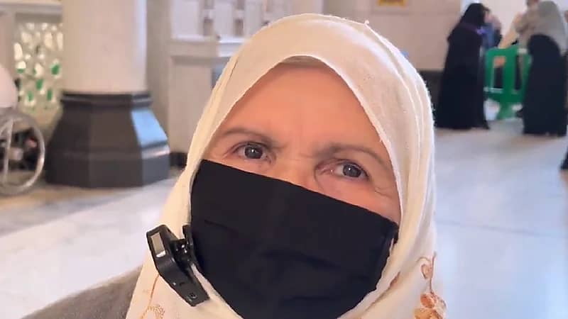 بالفيديو.. معتمرة مغربية : "أمنيتي أن يعود لي بصري فقط لأرى الكعبة والحجر"