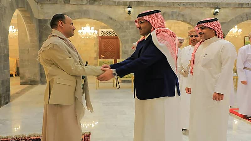 بالصور.. وفد "سعودي " يلتقي القيادي الحوثي مهدي المشاط في صنعاء