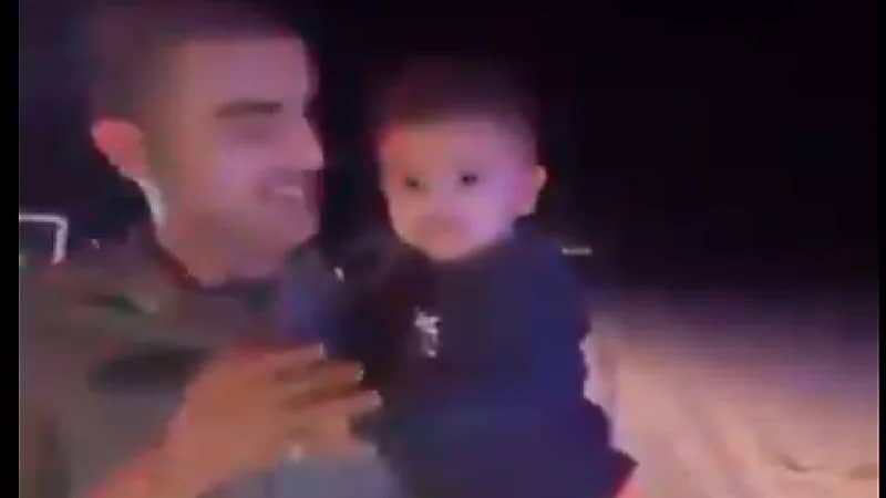 بالفيديو.. لحظة العثور على الطفلة التي نسيها أهلها على طريق "الدمام الرياض"