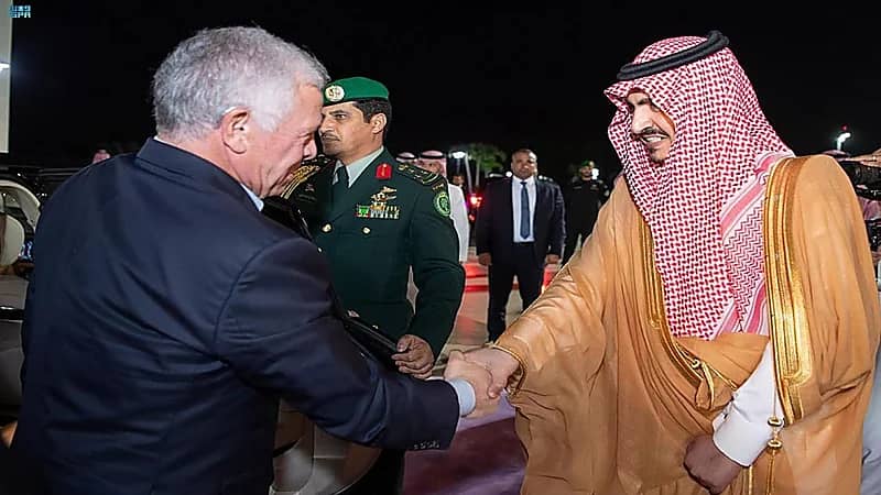 ملك الأردن يغادر جدة ونائب أمير مكة في مقدمة مودعيه