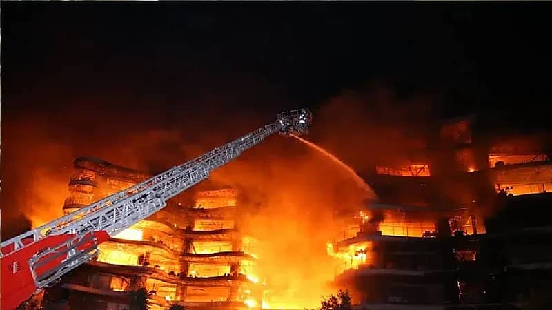 بالفيديو .. النيران تلتهم مجمع سكني فاخر في تركيا