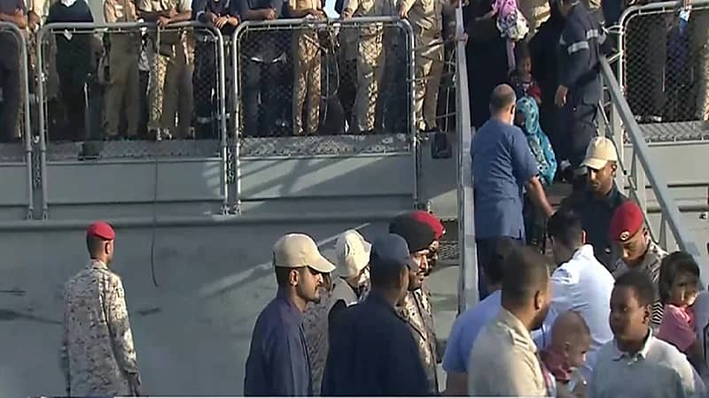 بالفيديو .. قائد المنطقة الغربية يقبل رؤوس الأطفال لحظة وصولهم لجدة