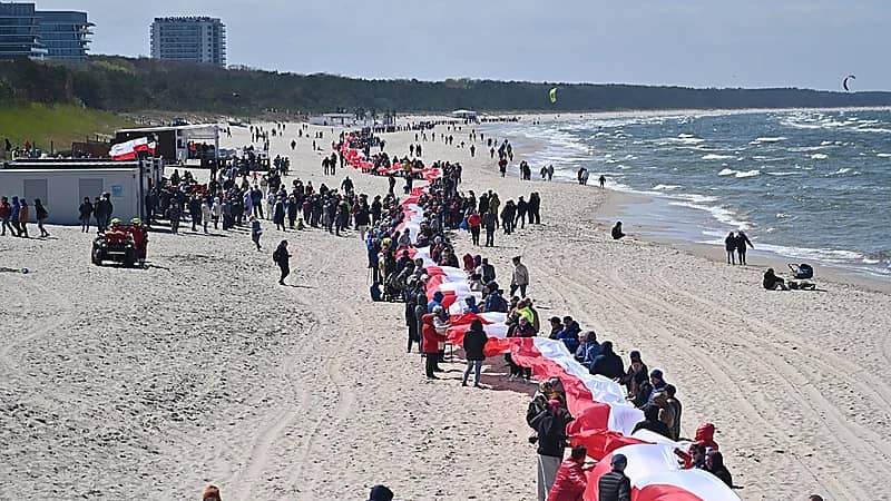 بالصور .. بولندا تستعرض أطول علم على أحد شواطئها