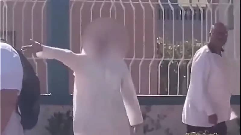 شاهد .. مدير مدرسة يمنع الطلاب المتأخرين من دخول المدرسة