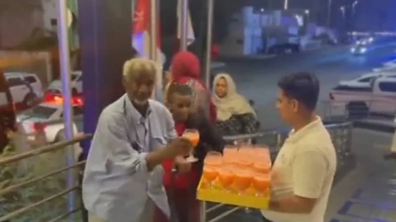 شاهد.. استقبال رعايا سفينة "جلالة الملك الرياض" في فندق بجدة