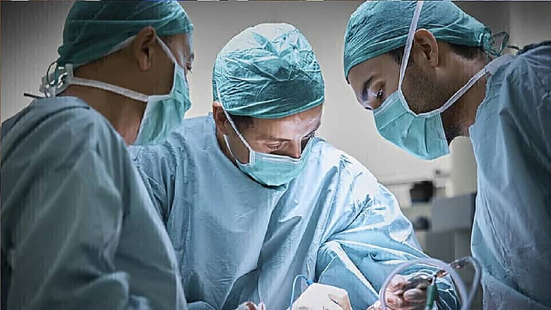 لأول مرة .. أطباء يجرون عملية في دماغ جنين داخل رحم أمه