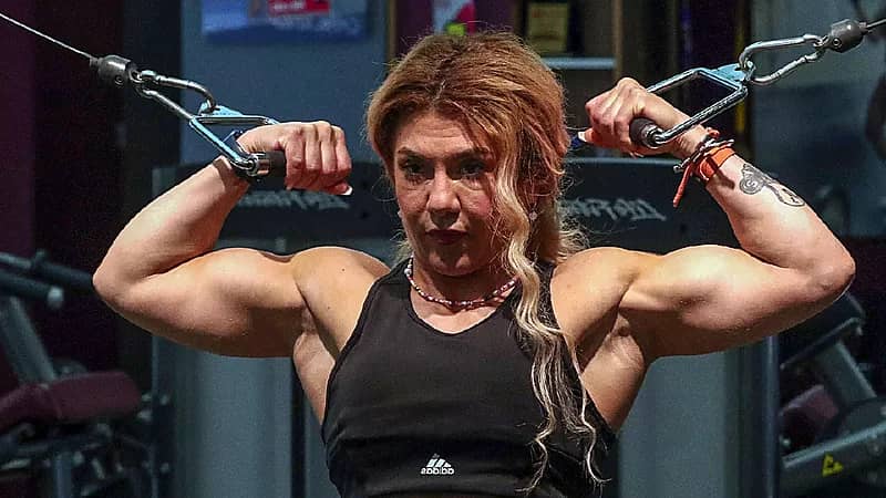 عراقية حسناء تتخلى عن أنوثتها وتلعب كمال الأجسام - صور