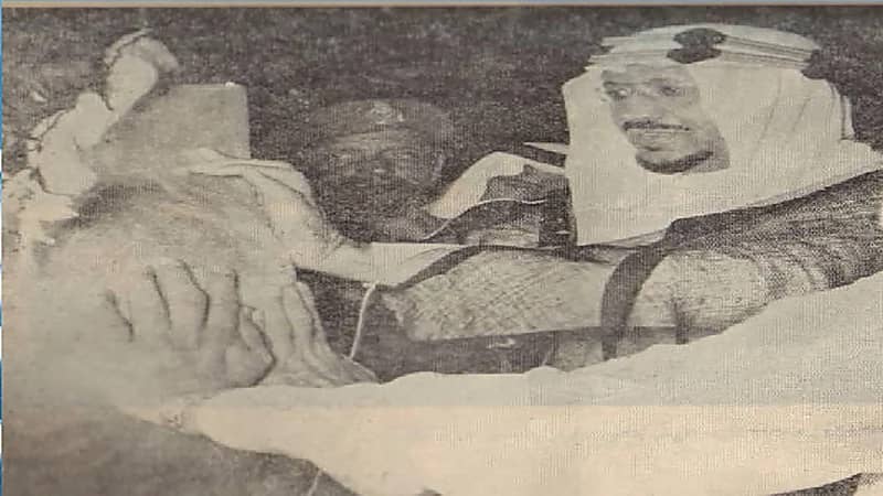 صورة قديمة للملك سعود لحظة وضعه الإطار الفضي للحجر الأسود