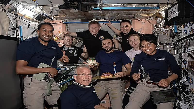 سلطان النيادي يحتفل بعيد ميلاده في الفضاء