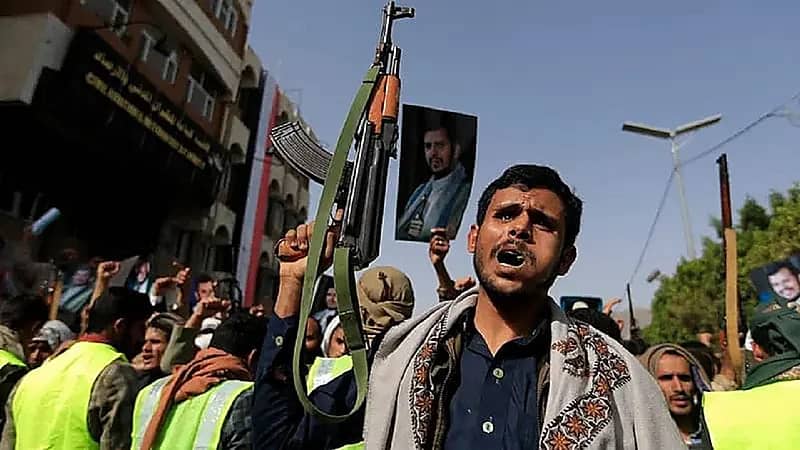 ميليشيا الحوثي تقتل طفلاً وتختطف أسرته في تعز