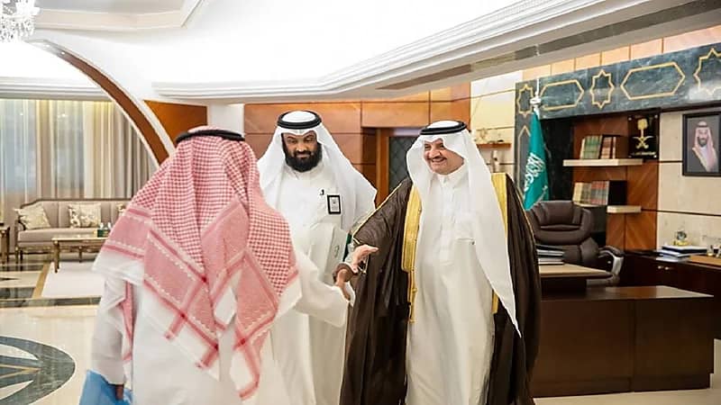 أمير الشرقية يستقبل المتنازل عن قاتل ابنه (فيديو)