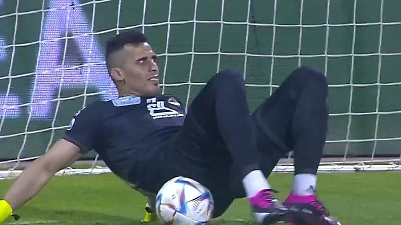 أغرب تصدي لحارس مرمى في دوري روشن (فيديو)