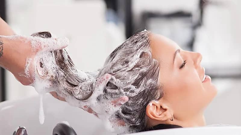 عدد مرات غسل الشعر في الأسبوع لمنع تساقطه