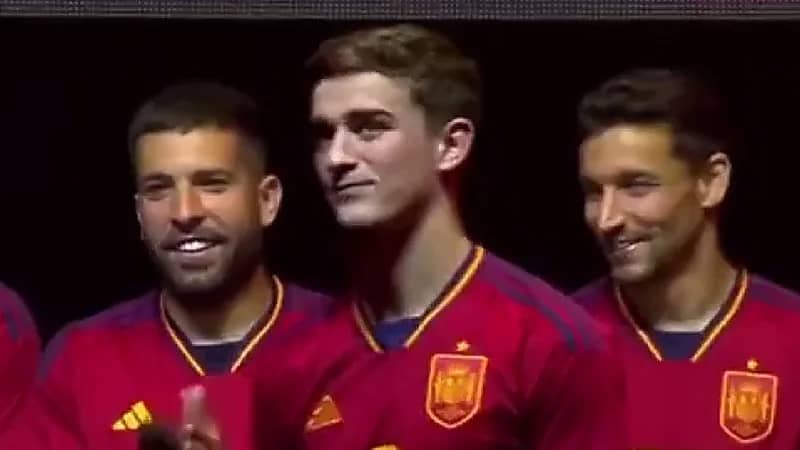 صافرات استهجان ضد جافي في حفل تتويج إسبانيا - فيديو