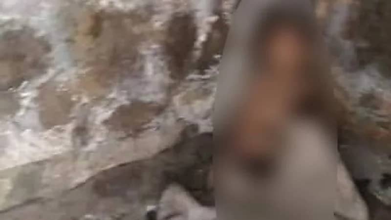 أب يحتجز ابنه عاريا في غرفة مظلمة