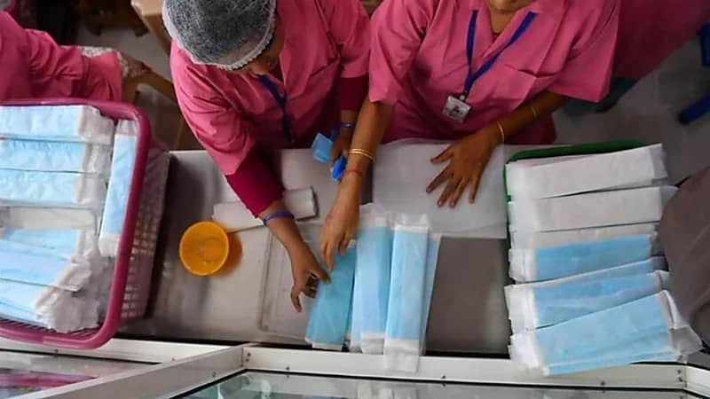 سبب غريب يدفع دولة لإجبار العاملات على التعري