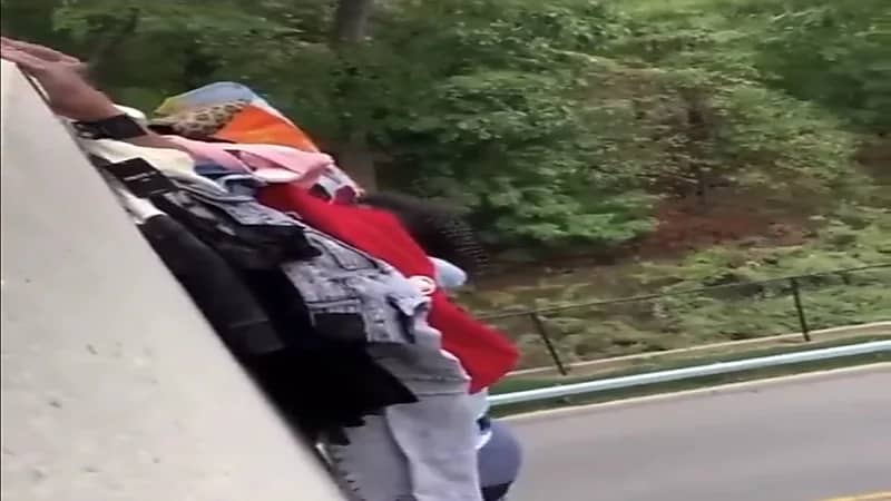 مشهد طريف للص منحوس حاول سرقة ملابس من أحد المحلات.. فيديو